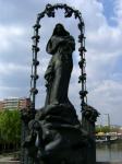 Marienfigur auf einer Bruecke ueber dem Donaukanal